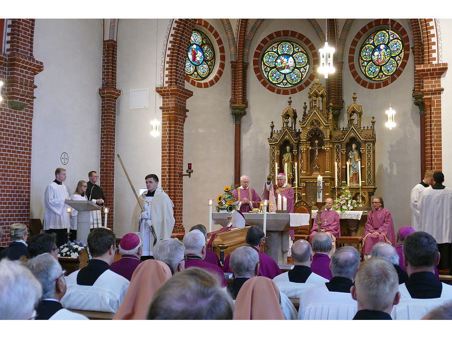 Pontifikalrequiem und Beisetzung von Weihbischof em. Johannes Kapp (Foto: Karl-Franz Thiede)